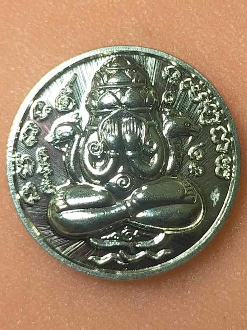 1 ใน 1,000 องค์ พระปิดตาพังพระกาฬ ทรัพย์ไหลมา 2559 กรรมการ เนื้ออัลปาก้าหลังเรียบ