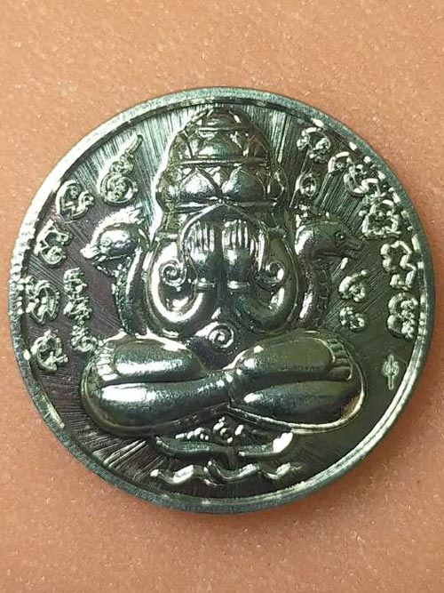 1 ใน 1,000 องค์ พระปิดตาพังพระกาฬ ทรัพย์ไหลมา 2559 กรรมการ เนื้ออัลปาก้าหลังเรียบ