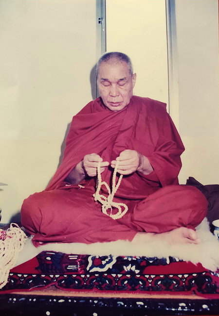 เหรียญหลวงพ่ออุตตมะ วัดวังก์วิเวการาม จ.กาญจนบุรี ประคำลายเซ็นต์ศักดิ์สิทธิ์ รุ่นแรก สวยมากค่ะ