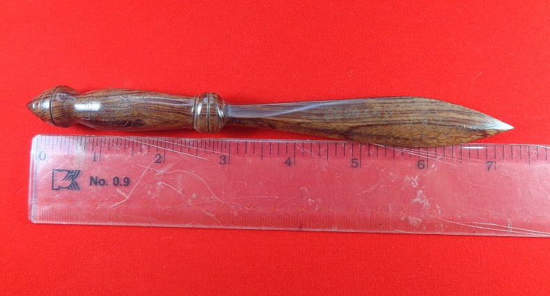 พระขรรค์ไม้แกะ มีรอยจารมือ ขนาด 7.5 นิ้ว สวยครับ