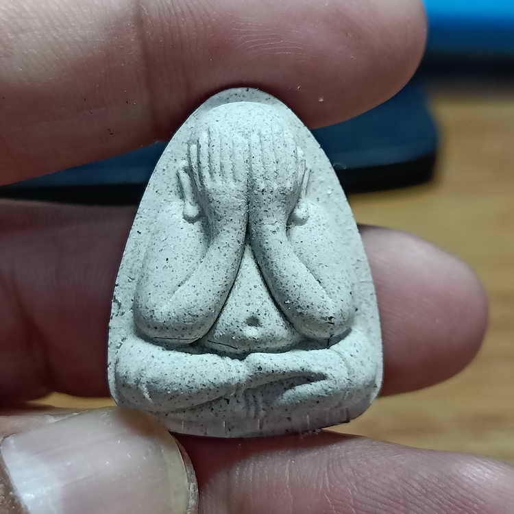 พระปิดตาปลดหนี้ ของขวัญ หลวงพ่อทอง วัดบ้านไร่ จ.นครราชสีมา เนื้อกระยาสารท ตะกรุดเงิน 5 ดอก