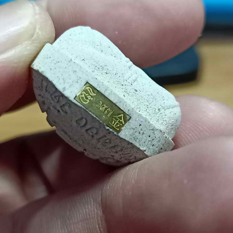 พระปิดตาปลดหนี้ ของขวัญ หลวงพ่อทอง วัดบ้านไร่ จ.นครราชสีมา เนื้อกระยาสารท ตะกรุดเงิน 5 ดอก