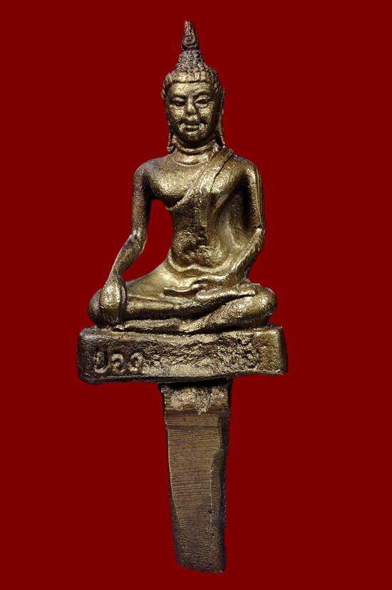 พระยอดธงสุโขทัยเนื้อทองเหลือง รุ่น คุ้มภัย หลวงพ่อนัส อโนมปัญโญ วัดอ่าวใหญ่ พ.ศ.2538