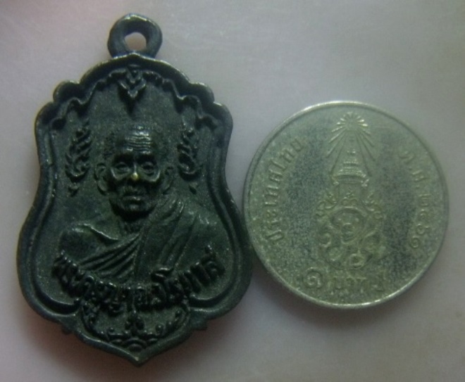 **วัดใจ**เหรียญหล่อพระครูญาณวโรภาส วัดท่านคร จ.นครศรีธรรมราช ปี ๒๕๓๓**หลังยันต์ สวยๆ 