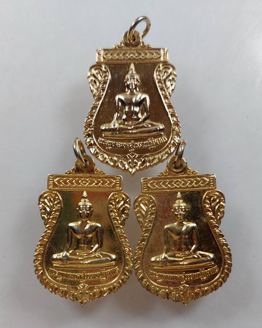 “ เหรียญเสมา หลวงพ่อทองคำ วัดไตรมิตรวิทยารามวรวิหาร ปี 2538 สวยกริ๊ป 3 เหรียญครับ "