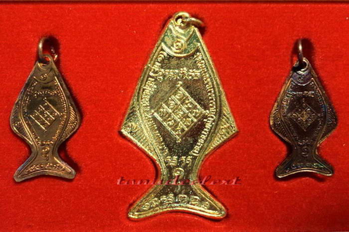 ชุดปลาวิเศษ ศรีมงคล หลวงปู่หลิว วัดไร่แตงทองปลุกเสก ครบชุด สวยสมบูรณ์มากพร้อมกล่องเดิมค่ะ