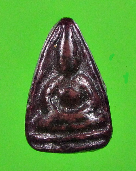 พระเนื้อผงจุ่มรักพิมพ์เม็ดแตงไม่ทราบที่ครับ