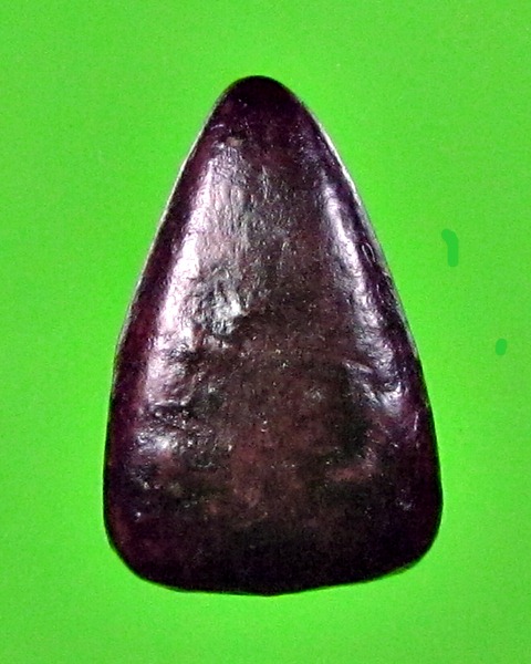 พระเนื้อผงจุ่มรักพิมพ์เม็ดแตงไม่ทราบที่ครับ