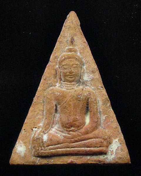 พระเนื้อดินพิมพ์สามเหลี่ยมไม่ทราบที่ครับ