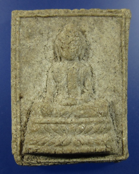 พระเนื้อผงน้ำมันพิมพ์นั่งบัวไม่ทราบที่ครับ