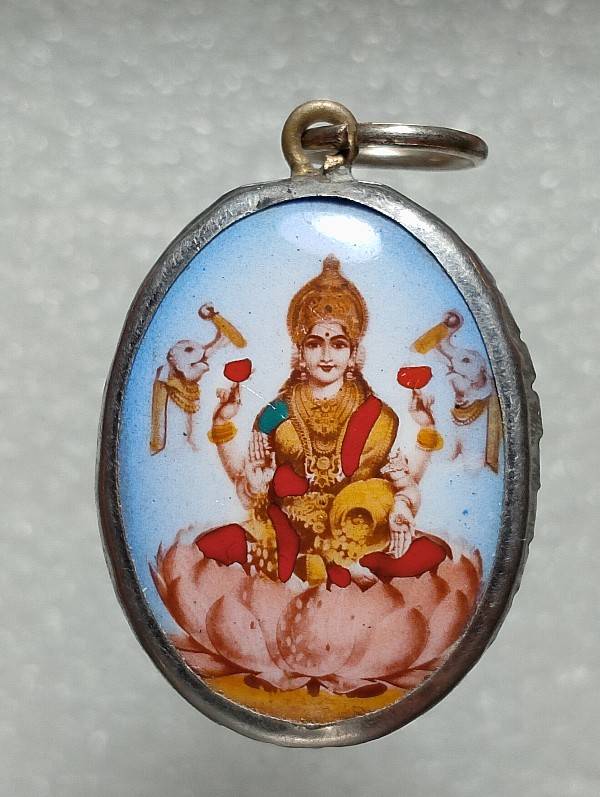 ล๊อกเก๊ตเทพ  3 ชิ้น  เลี่ยมไมค่อน 