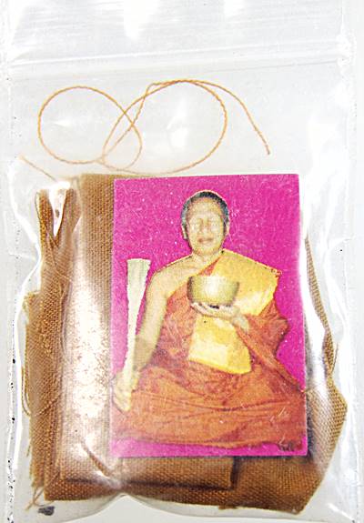๒๐ หลวงพ่ออุทัย วัดเกาะตาพุด ราชบุรี  รูปถ่าย+จีวร+เศษแร่เขาอึมครึม