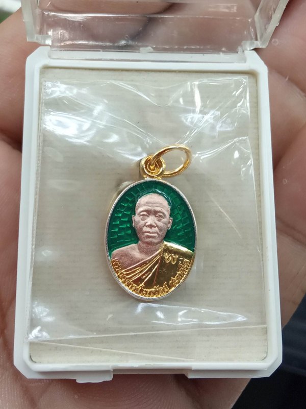 เหรียญเม็ดแตงพระอาจารย์ไพรวัลย์ วัดหาดทรายแดง จ.ตราด ชุบ3Kลงยา สังฆาฏิชุบทอง18K