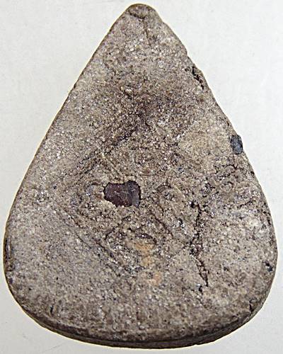 พระกลีบบัวเนื้อผงฝังพลอย