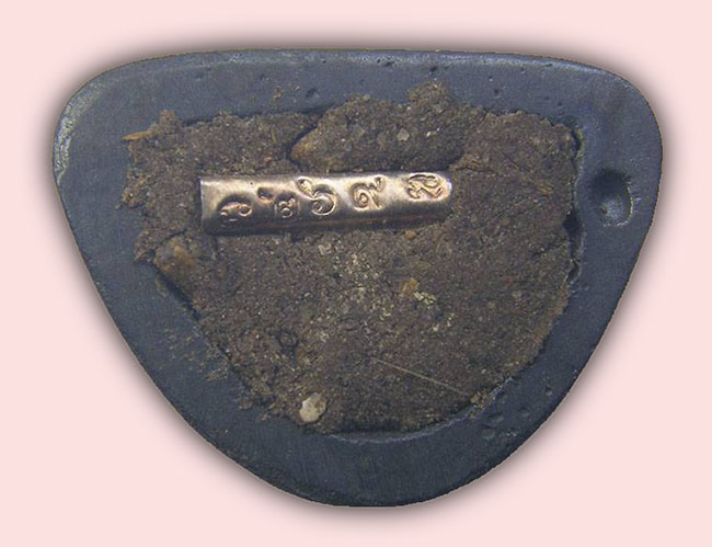 รูปหล่อ รุ่นแรก เนื้อเมฆพัตร ฝังตะกรุด หลวงปู่ขุน วัดใหม่ทองสว่าง อุบลราชธานี