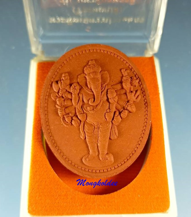 พระพิฆเนศวรปาง 16 กร  รุ่นมหาจักรพรรดิ์ วัดหน้าพระเมรุ จ.อยุธยา ปี53 เนื้อว่านมงคลสีแดง 