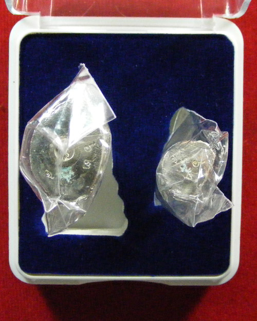 พระกริ่งรุ่นแรกหลวงพ่อสุดใจ ทันตมโน วัดป่าบ้านตาด ปี ๒๕๖๒ เนื้อเงินพร้อมกล่องเดิม