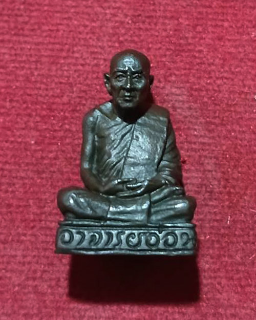 รูปหล่อรุ่นแรกหลวงปู่อ่อน ญาณสิริ เนื้อนวโลหะ วัดป่านิโครธาราม จังหวัดอุดรธานี ปี 2517