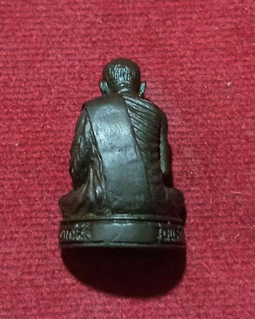 รูปหล่อรุ่นแรกหลวงปู่อ่อน ญาณสิริ เนื้อนวโลหะ วัดป่านิโครธาราม จังหวัดอุดรธานี ปี 2517