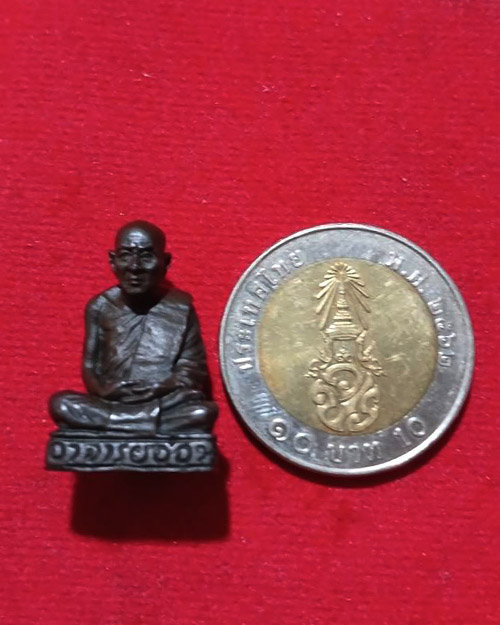 รูปหล่อรุ่นแรกหลวงปู่อ่อน ญาณสิริ เนื้อนวโลหะ วัดป่านิโครธาราม จังหวัดอุดรธานี ปี 2517