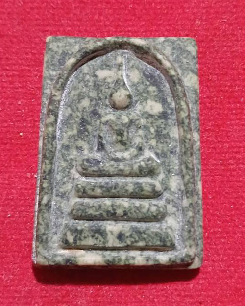 พระหินแม่น้ำโขง พระอาจารย์นิพนธ์ ออกวัดป่าศาลาน้อย จังหวัดเลยเป็นหินจากหลวงปู่ฟักครับ