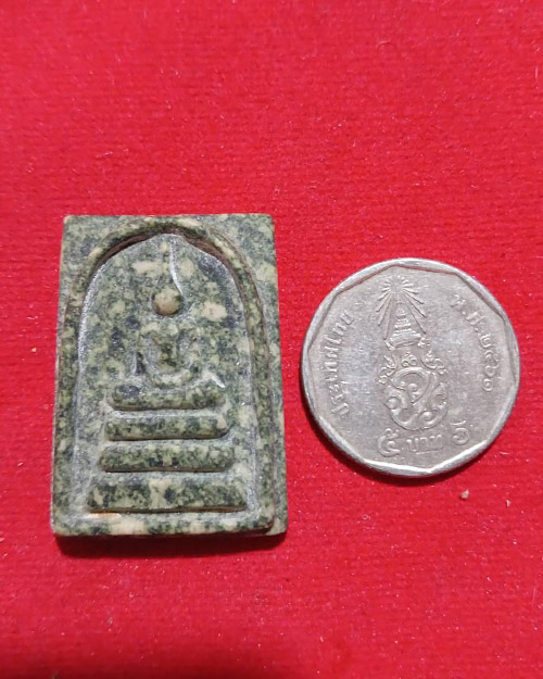 พระหินแม่น้ำโขง พระอาจารย์นิพนธ์ ออกวัดป่าศาลาน้อย จังหวัดเลยเป็นหินจากหลวงปู่ฟักครับ