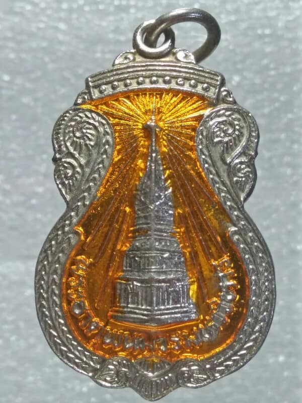 เหรียญพระธาตุพนม หลังพระประจำวันจันทร์ เนื้อกะไหล่ทองลงยา