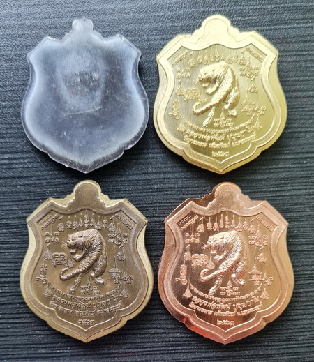 พยัคฆ์เจ้าพระยา ๒๕๖๓..ไม่ตัดปีก ๔ เหรียญ กล่องเดิม..ลพ.พัฒน์ วัดห้วยด้วน จ.นครสวรรค์ / จัดส่ง ems