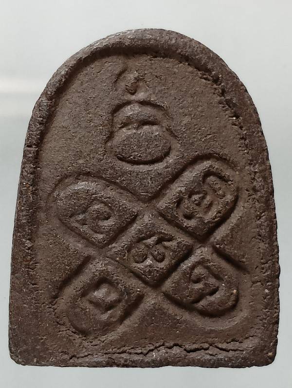 พระปิดตาหลังยันต์ เนื้อผงว่าน