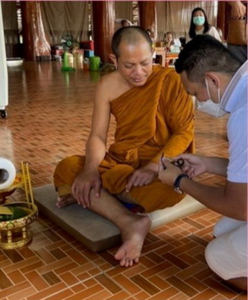 เหรียญพ่อปู่ศรีสุทโธ ๒๕๖๕..เนื้อทองทิพย์ลงยาแดง / ลป.มหาศิลา, ลพ.เหิน, ลพ.สุริยันต์ เสก / ส่ง ems