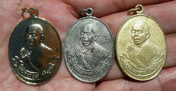หลวงพ่อคูณ ปริสุทโธ รุ่นอธิษฐานจิต รุ่นพิเศษ วัดหนองบัวรอง นครราชสีมา พร้อมกล่องเดิม เคาะเดียว