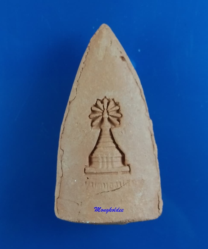 พระเลี่ยง เนื้อดิน รุ่นปิดทอง 51 วัดพระธาตุหริภุญชัย จ.ลำพูน พร้อมกล่องกัมหยี่เดิม