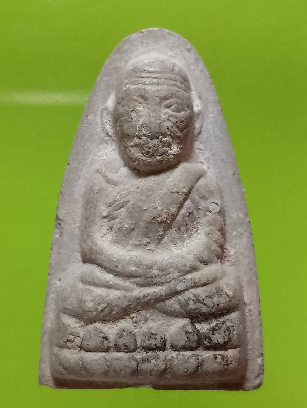 หลวงปู่ทวดเนื้อผงหลังยันต์ 