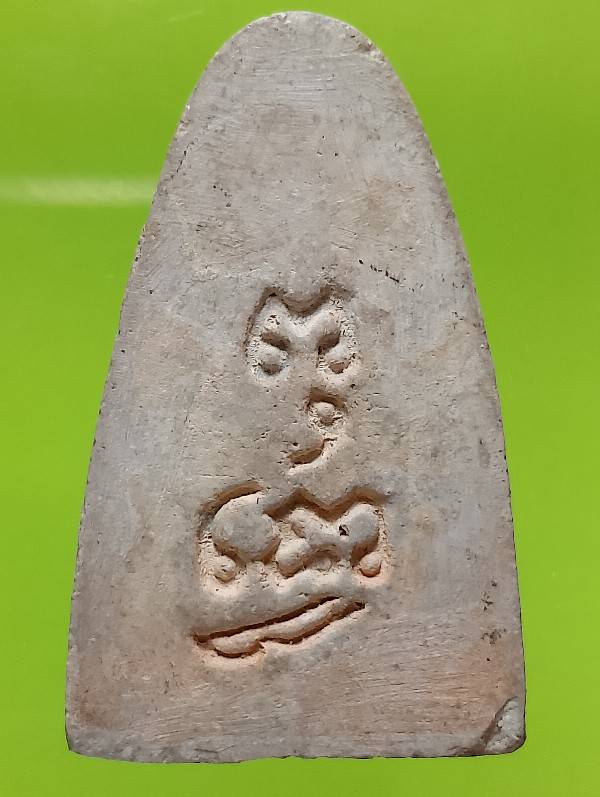 หลวงปู่ทวดเนื้อผงหลังยันต์ 