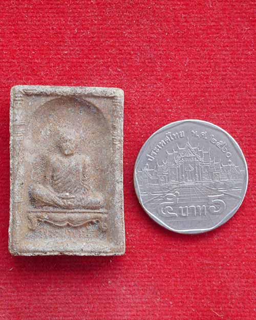 ผงรูปเหมือนนั่งตั่งเนื้อผงพุทธคุณ หลวงตามหาบัว วัดป่าบ้านตาด จ .อุดรธานี 