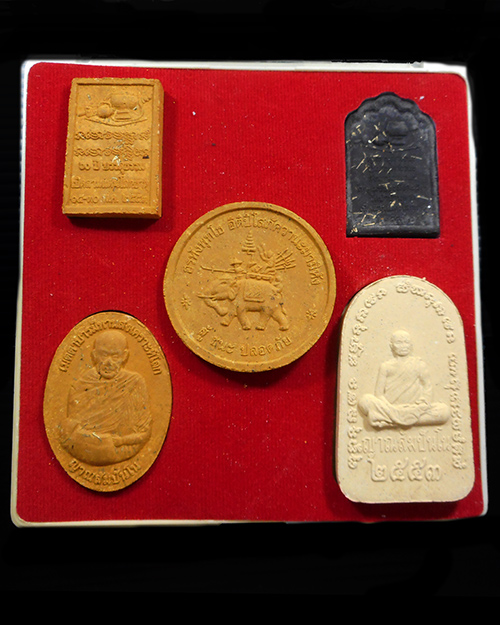  พระผงชุดมรดกธรรม หลวงตามหาบัว วัดป่าบ้านตาด จังหวัดอุดรธานี ปี 2553 แท้ทันหลวงปู่