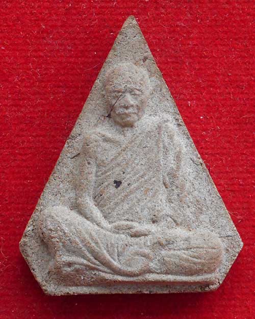 พระห้าเหลี่ยมรูปเหมือน หลวงตามหาบัว หลังแบบ เนื้อผงผสมเกศา