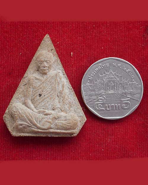 พระห้าเหลี่ยมรูปเหมือน หลวงตามหาบัว หลังแบบ เนื้อผงผสมเกศา