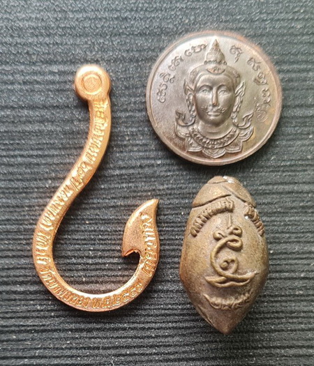 เคาะแรกแดง..ขอเบ็ดเกี่ยวทรัพย์+เหรียญพระจันทร์นวะ+หมากทุยอุดผง..ลพ.ดำ วัดเขาพูลทอง จันทบุรี/ส่ง ems