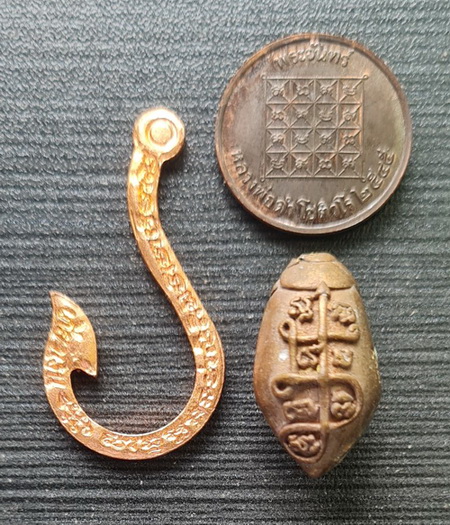 เคาะแรกแดง..ขอเบ็ดเกี่ยวทรัพย์+เหรียญพระจันทร์นวะ+หมากทุยอุดผง..ลพ.ดำ วัดเขาพูลทอง จันทบุรี/ส่ง ems