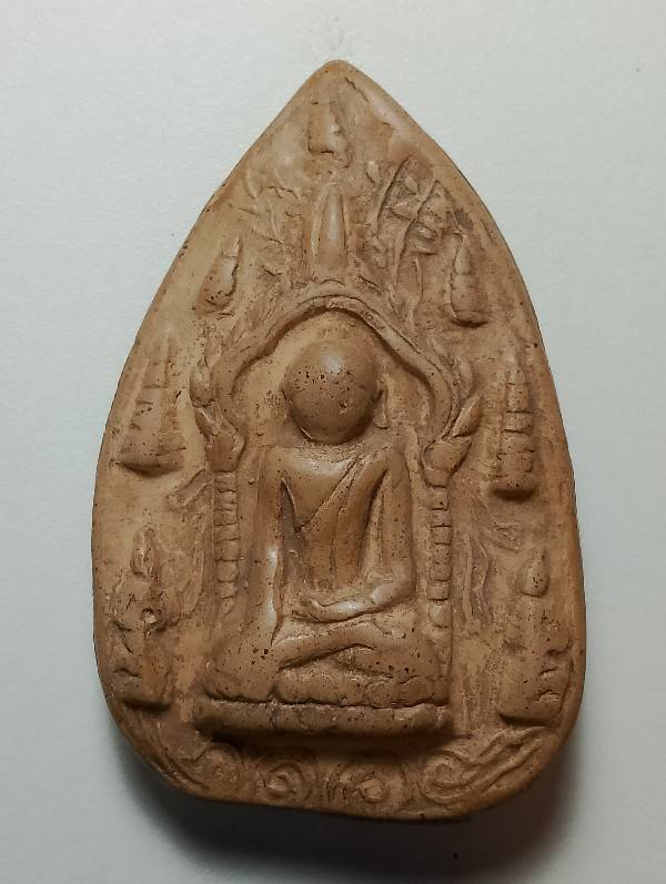 พระเนื้อดินองค์ใหญ่ 