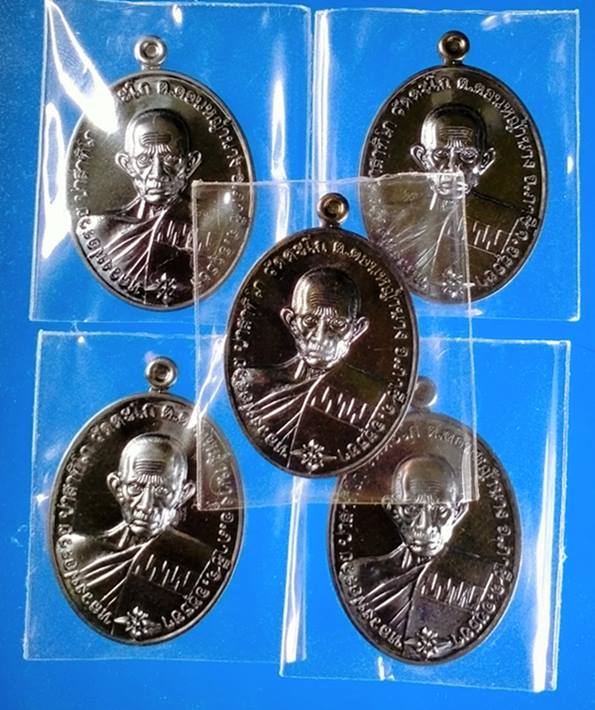 เหรียญหลวงพ่อรวย ปาสาทิโก รุ่น รวย 100 ปี เนื้อทองแดงรมดำ พิมพ์ใหญ่ 5 องค์
