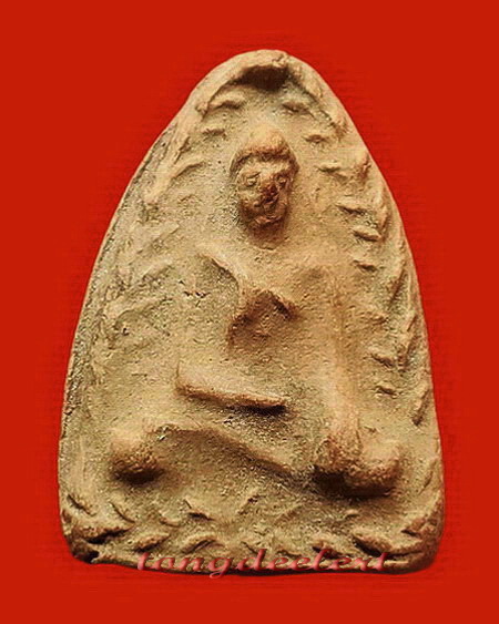 พระสรรค์นั่งพิมพ์สะดุ้งกลับหลังยันต์ เนื้อดิน หลวงพ่อกวย วัดโฆสิตาราม จ.ชัยนาท สวยมากค่ะ