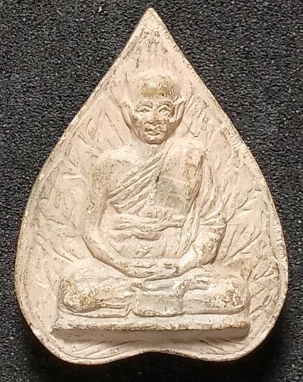 พระเนื้อผงพิมพ์ใบโพธิ์ หลวงพ่อเพชร วัดสิงห์ทอง อุบลราชธานี รุ่นไตรมาส ปี๒๙ 