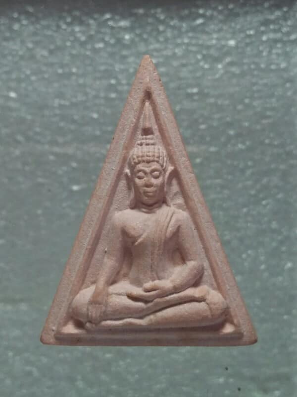 พระผงสามเหลี่ยม หลังยันต์ 