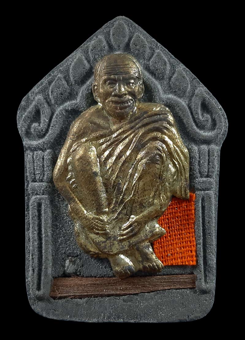 พระขุนแผนหลวงปู่สรวงอุดมทรัพย์ วัดมุจลินทร์ หน้ากากชนวน ฝังไม้เสากุฏิหลวงปู่สรวงด้านหน้า 