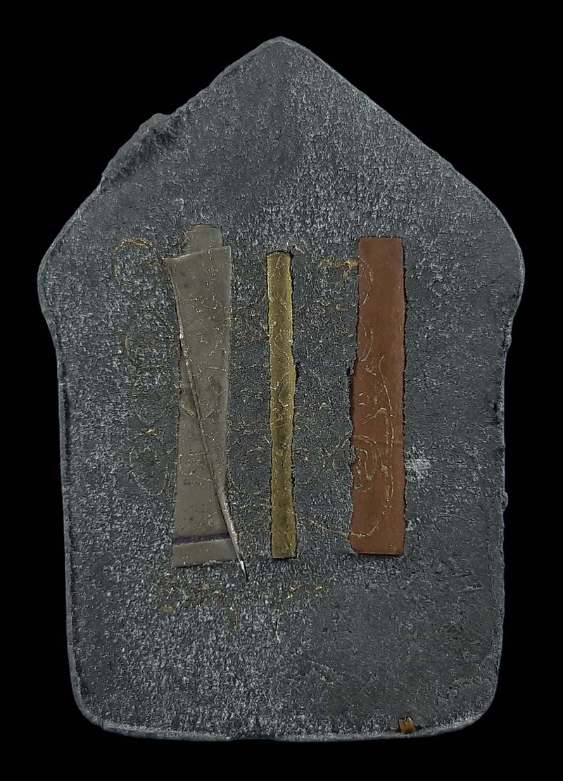 พระขุนแผนหลวงปู่สรวงอุดมทรัพย์ วัดมุจลินทร์ หน้ากากชนวน ฝังไม้เสากุฏิหลวงปู่สรวงด้านหน้า 