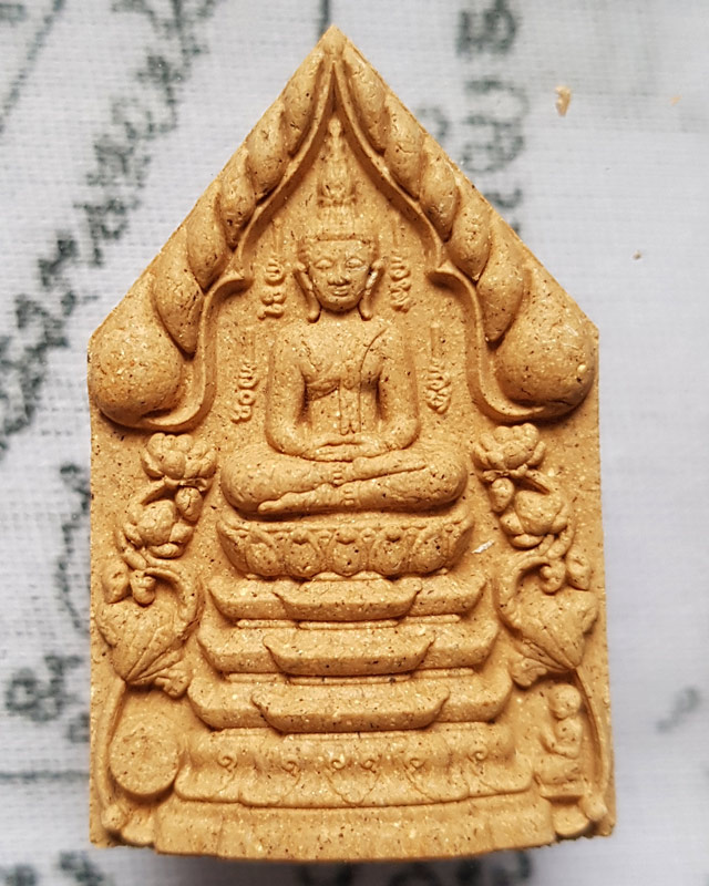พระพุทธเจริญทรัพย์ หลวงปู่มหาศิลา สิริจันโท เนื้อว่านดอกทองฝังตะกรุดทองแดง 1 ดอกโรยผงงาช้างด้านหลัง