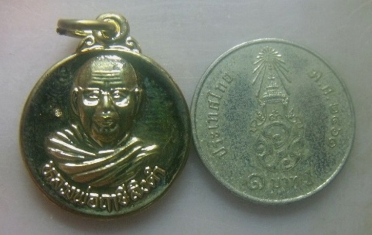 **เบา​ๆ​**เหรียญกลมเล็ก หลวงพ่อฤาษีลิงดำ วัดท่าซุง จ.อุทัยธานี หลังยันต์เกราะเพชร**กะไหล่ทอง ตอกโค้ด