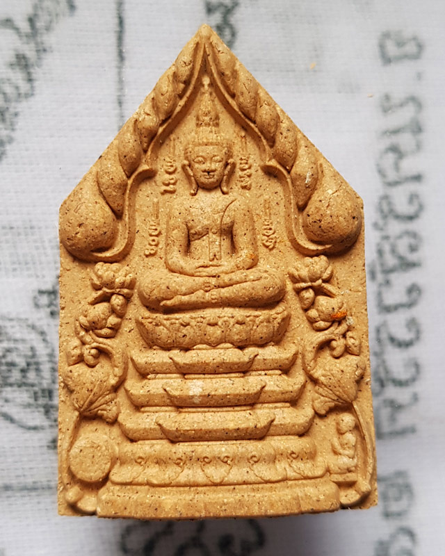 พระพุทธเจริญทรัพย์ หลวงปู่มหาศิลา สิริจันโท เนื้อว่านดอกทองฝังตะกรุดทองแดง 1 ดอกโรยผงงาช้างด้านหลัง